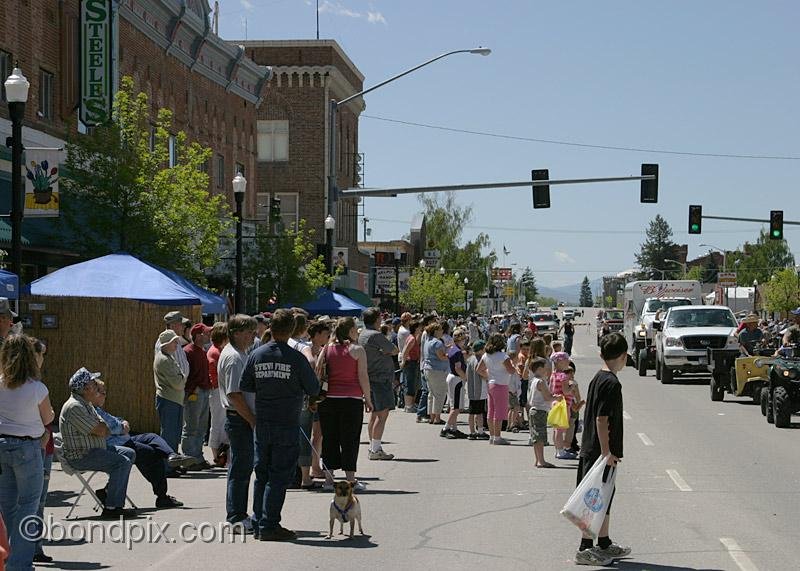 Deer-Lodge-Parade_14825.jpg - Crowds along Main Street viewing the Territorial Days Parade in Deer Lodge Montana, June 14th 2008