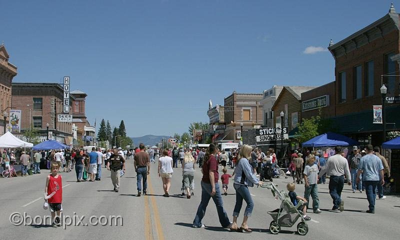 Deer-Lodge-Parade_14831.jpg - Crowds flock to Main Street during the Territorial Days Parade in Deer Lodge Montana, June 14th 2008