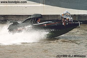 On location with the action unit for the James Bond 007 film 'The World is not Enough'. An exciting boat chase filmed on the River Thames in London