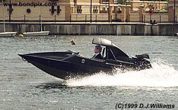 On location with the action unit for the James Bond 007 film 'The World is not Enough'. An exciting boat chase filmed on the River Thames in London